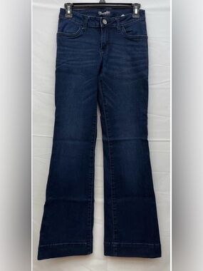 🤠 Wrangler Flare Jeans 1/2 × 32
Dark Wash Stretch Denim Size 26